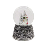 Papai Noel na neve com globo de neve de base prateada